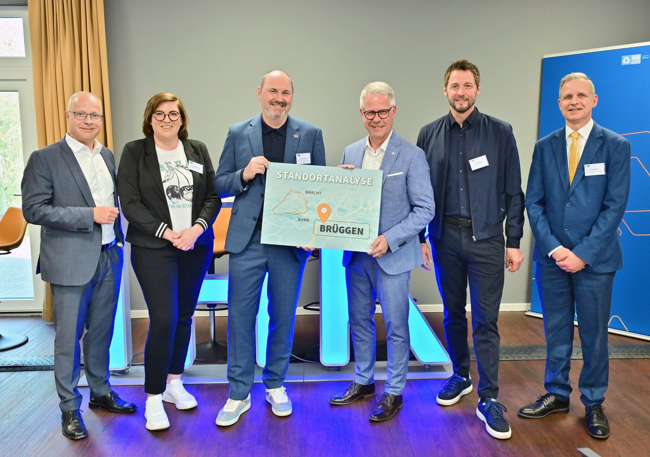 Vor der Präsentation der Standortanalyse Brüggen (v.l.): Gerald Laumans (Geschäftsführer der Randers Tegl Laumans GmbH), Leona Hastenrath (Inhaberin von LeoH. Schönheit und Stil), Bürgermeister Marcel Johnen, IHK-Hauptgeschäftsführer Jürgen Steinmetz, Moderator Dieter Könnes und Rene Maludy (Direktor des Best Western Plus Hotels in Brüggen). 