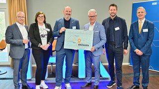 Vor der Präsentation der Standortanalyse Brüggen (v.l.): Gerald Laumans (Geschäftsführer der Randers Tegl Laumans GmbH), Leona Hastenrath (Inhaberin von LeoH. Schönheit und Stil), Bürgermeister Marcel Johnen, IHK-Hauptgeschäftsführer Jürgen Steinmetz, Moderator Dieter Könnes und Rene Maludy (Direktor des Best Western Plus Hotels in Brüggen). 