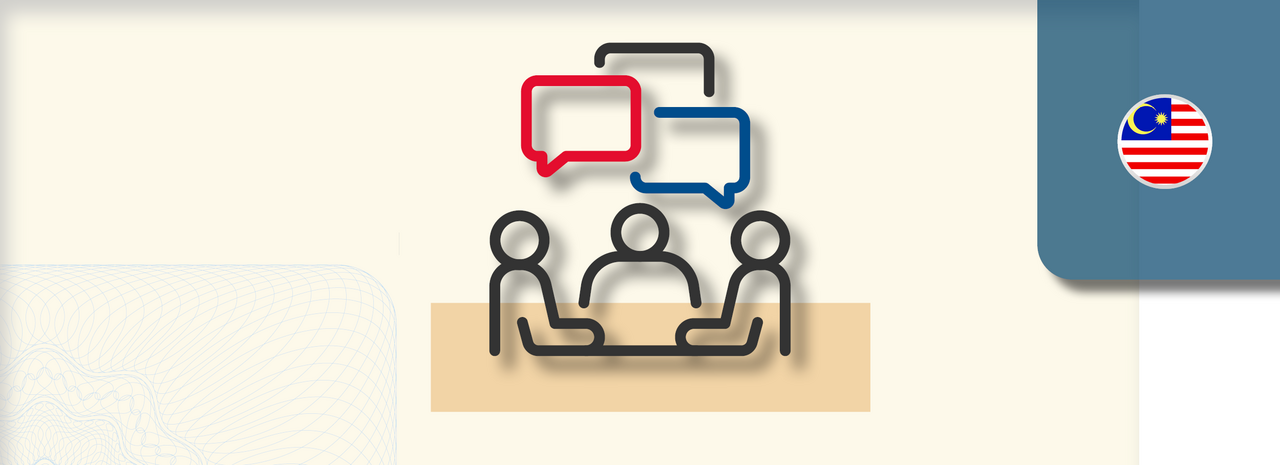 Grafik zeigt drei stilisierte Personen an einem Tisch, darüber drei Sprechblasen in Rot, Blau und Schwarz als Symbol für Kommunikation und Austausch. Rechts oben befindet sich ein rundes Icon mit der Flagge Malaysias.