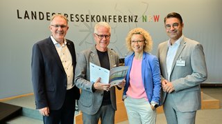 Sie stellten die Studie zur Beschleunigung der Brückenneubauten vor (v.l.): Gregor Berghausen (Hauptgeschäftsführer der IHK Düsseldorf), Jürgen Steinmetz (Hauptgeschäftsführer der IHK Mittlerer Niederrhein) und Sascha Odermatt (Geschäftsführer der Neuss-Düsseldorfer Häfen GmbH & Co. KG). Die Moderation der Landespressekonferenz hatte Vivien Leue übernommen.