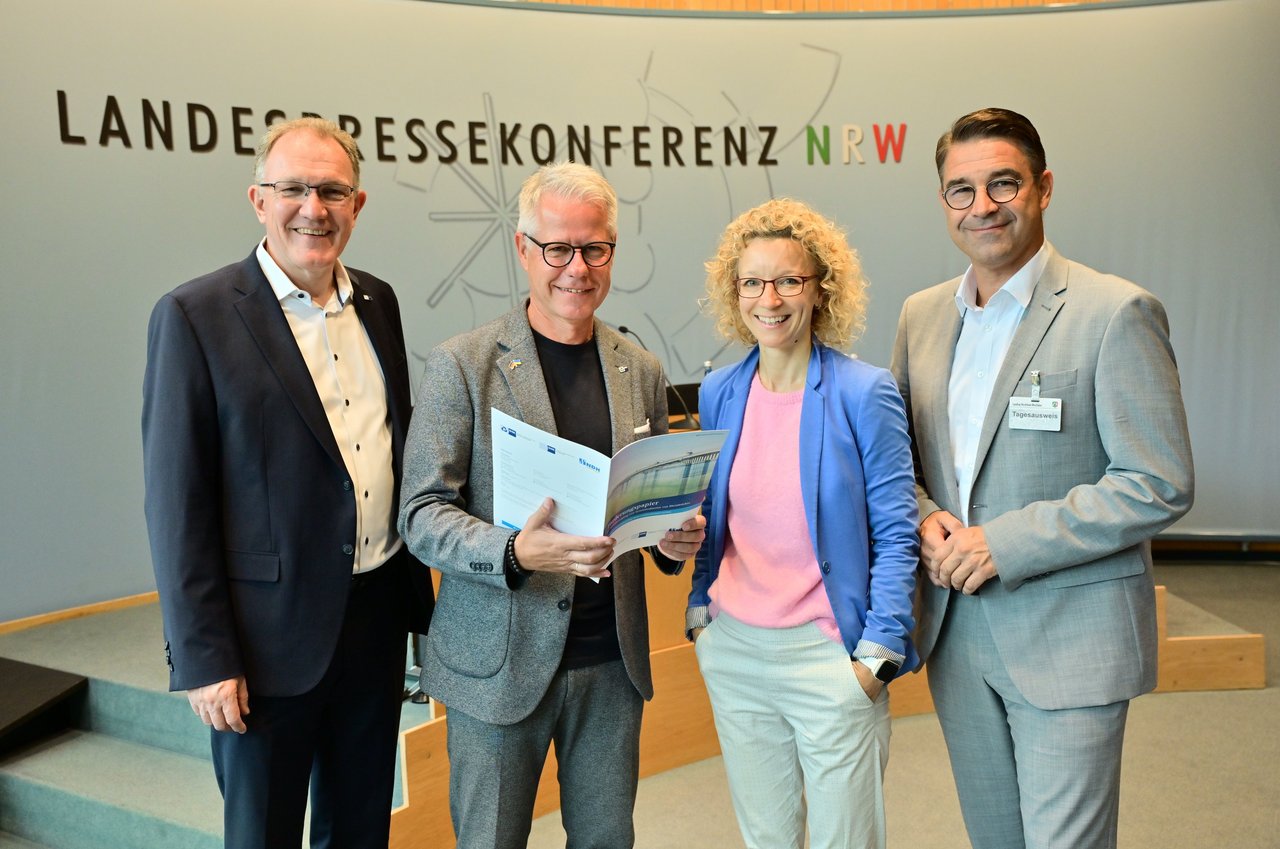Sie stellten die Studie zur Beschleunigung der Brückenneubauten vor (v.l.): Gregor Berghausen (Hauptgeschäftsführer der IHK Düsseldorf), Jürgen Steinmetz (Hauptgeschäftsführer der IHK Mittlerer Niederrhein) und Sascha Odermatt (Geschäftsführer der Neuss-Düsseldorfer Häfen GmbH & Co. KG). Die Moderation der Landespressekonferenz hatte Vivien Leue übernommen.