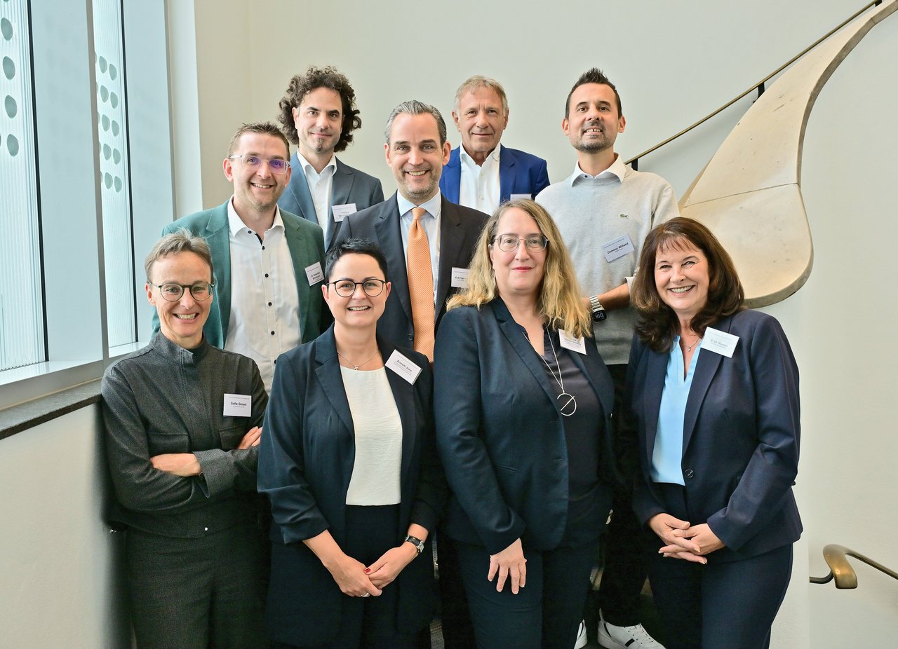 Sie diskutierten das Thema Beschäftigtenwohnen (v.l.n.r.): Sofie Geisel (DIHK Service GmbH), Dr. Sebastian Brinkmann (dhpg GmbH), Dr. Phillipp Deschermeier (Institut der Deutschen Wirtschaft Köln), Annett Jura (Bundesministerium für Wohnen, Stadtentwicklung und Bauwesen), Erik Sassenscheidt (Sassenscheidt GmbH & Co. KG), Armin Flender (DGN Deutsches Gesundheitsnetzwerk Service GmbH), Claudia Schwan-Schmitz (Stadt Mönchengladbach), Dominic Willand (Willand Group) und Silke Hauser (IHK Mittlerer Niederrhein).