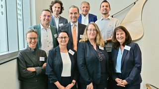 Sie diskutierten das Thema Beschäftigtenwohnen (v.l.n.r.): Sofie Geisel (DIHK Service GmbH), Dr. Sebastian Brinkmann (dhpg GmbH), Dr. Phillipp Deschermeier (Institut der Deutschen Wirtschaft Köln), Annett Jura (Bundesministerium für Wohnen, Stadtentwicklung und Bauwesen), Erik Sassenscheidt (Sassenscheidt GmbH & Co. KG), Armin Flender (DGN Deutsches Gesundheitsnetzwerk Service GmbH), Claudia Schwan-Schmitz (Stadt Mönchengladbach), Dominic Willand (Willand Group) und Silke Hauser (IHK Mittlerer Niederrhein). 