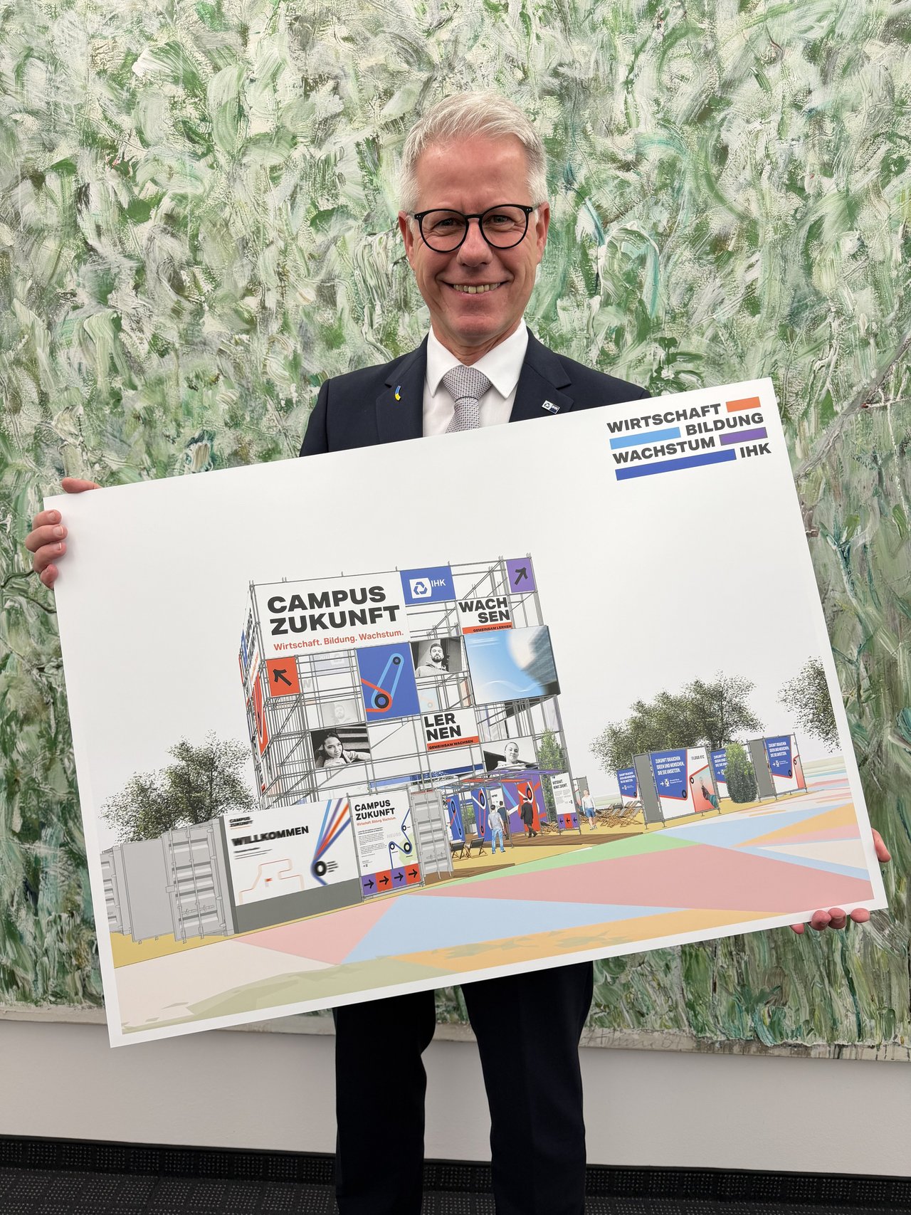 IHK-Hauptgeschäftsführer Jürgen Steinmetz zeigt eine Illustration des Campus‘ Zukunft.