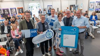 Michael F. Bayer (Hauptgeschäftsführer der IHK Aachen, 3.v.l.) und Jürgen Steinmetz (Hauptgeschäftsführer der IHK Mittlerer Niederrhein, 5.v.l.) freuten sich über neue Partner des Pakts für Planungsbeschleunigung, v.l.: Prof. Dr. Hans Jörg Hennecke (Hauptgeschäftsführer von HANDWERK.NRW), Katja Domschky (Präsidentin der Architektenkammer NRW), Bianca Achilles (go.Rheinland GmbH) und Oliver Wittke (Vorstandssprecher des Verkehrsverbunds Rhein-Ruhr). 	