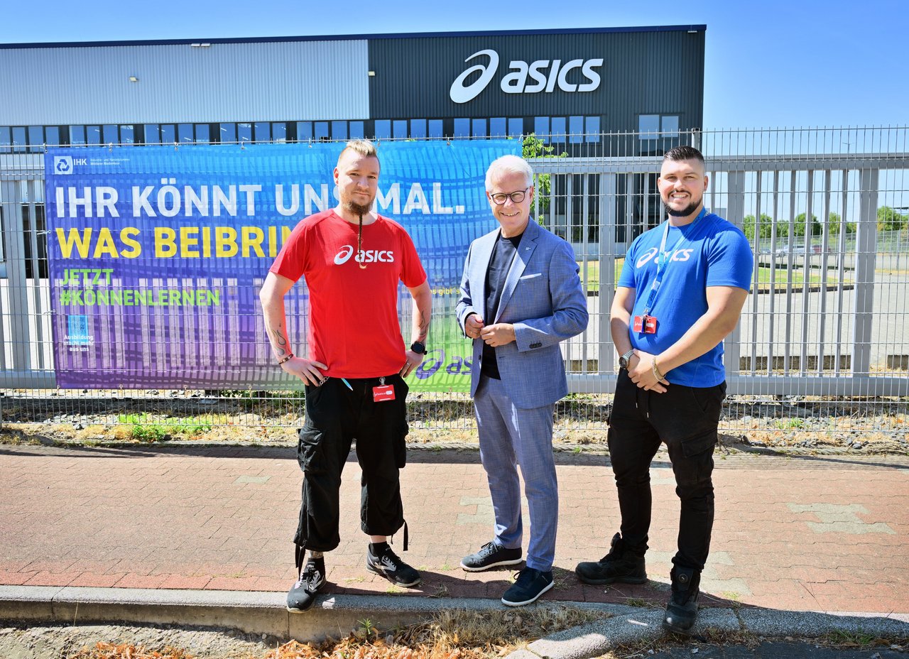 Sie möchten mit starken Botschaften auf die Chancen einer dualen Ausbildung hinweisen: IHK-Hauptgeschäftsführer Jürgen Steinmetz (M.) mit den beiden Ausbildern von ASICS Europe B.V. Marcus Modrow (l.) und Mario Pupic in Krefeld.