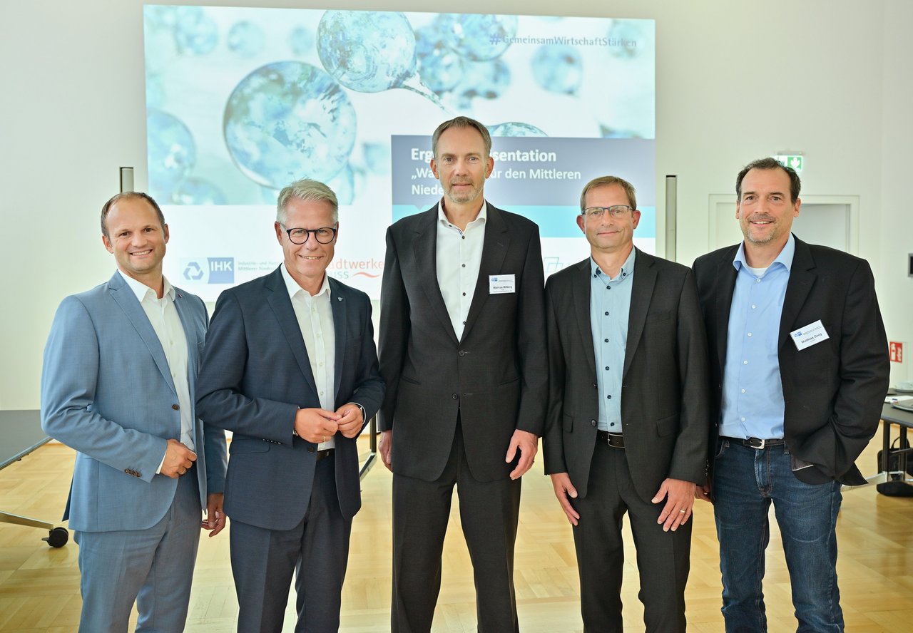Sie haben gemeinsam den Wasserstoffbedarf der Industrie am Mittleren Niederrhein analysiert (v.l.): Eduard Sudheimer (NEW Netz GmbH), Jürgen Steinmetz (IHK Mittlerer Niederrhein), Mathias Wilberg (Netzgesellschaft Niederrhein mbH), Thomas Walkiewicz (Stadtwerke Neuss) und Matthias Deeg (Horváth AG).