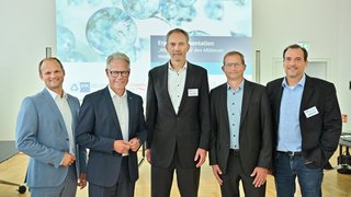 Sie haben gemeinsam den Wasserstoffbedarf der Industrie am Mittleren Niederrhein analysiert (v.l.): Eduard Sudheimer (NEW Netz GmbH), Jürgen Steinmetz (IHK Mittlerer Niederrhein), Mathias Wilberg (Netzgesellschaft Niederrhein mbH), Thomas Walkiewicz (Stadtwerke Neuss) und Matthias Deeg (Horváth AG).