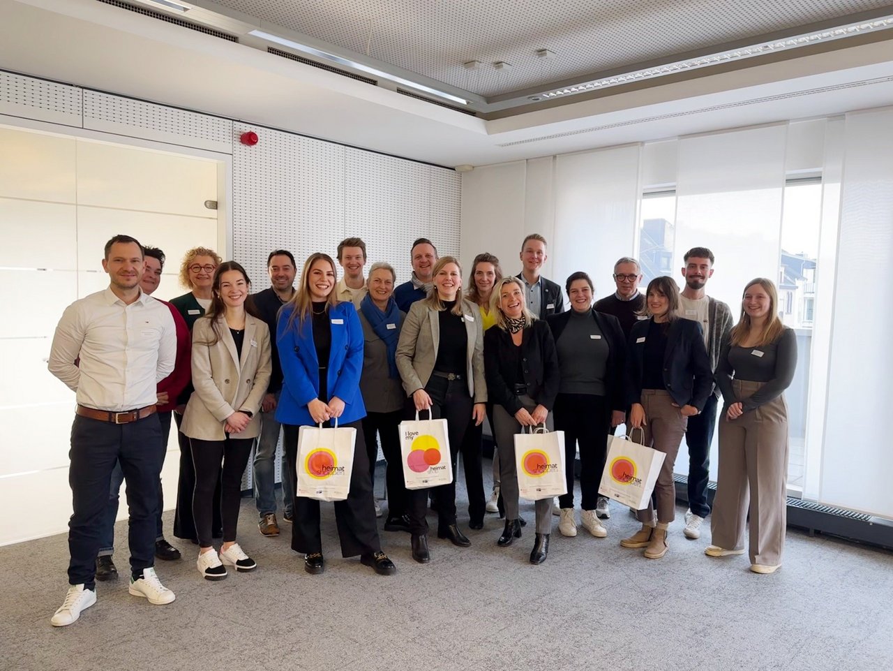 Maren-Corinna Nasemann (9.v.r.), Valerie de Groot (6.v.l.) und Danielle Weyers (8.v.r.) von der IHK Mittlerer Niederrhein hatten Vertreterinnen und Vertreter der Citymanagements, Stadtmarketings und Wirtschaftsförderungen zum „Stadtgespräch“ eingeladen. 