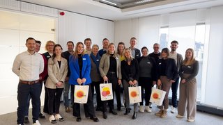 Maren-Corinna Nasemann (9.v.r.), Valerie de Groot (6.v.l.) und Danielle Weyers (8.v.r.) von der IHK Mittlerer Niederrhein hatten Vertreterinnen und Vertreter der Citymanagements, Stadtmarketings und Wirtschaftsförderungen zum „Stadtgespräch“ eingeladen. 