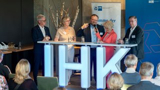 Sie diskutierten über den Wirtschaftsstandort Korschenbroich (v.l.): IHK-Hauptgeschäftsführer Jürgen Steinmetz, Ute Lingen (Buch und Spiel Kiste), Bürgermeister Marc Venten, Moderatorin Beate Kowollik und Hans-Jürgen Brocker (Brocker Logistik GmbH & Co. KG).