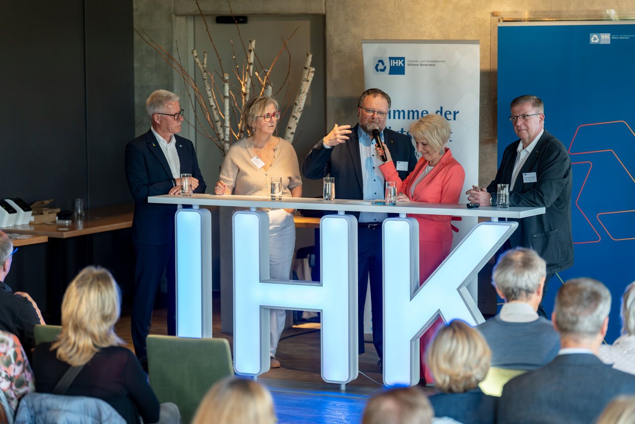 Sie diskutierten über den Wirtschaftsstandort Korschenbroich (v.l.): IHK-Hauptgeschäftsführer Jürgen Steinmetz, Ute Lingen (Buch und Spiel Kiste), Bürgermeister Marc Venten, Moderatorin Beate Kowollik und Hans-Jürgen Brocker (Brocker Logistik GmbH & Co. KG).