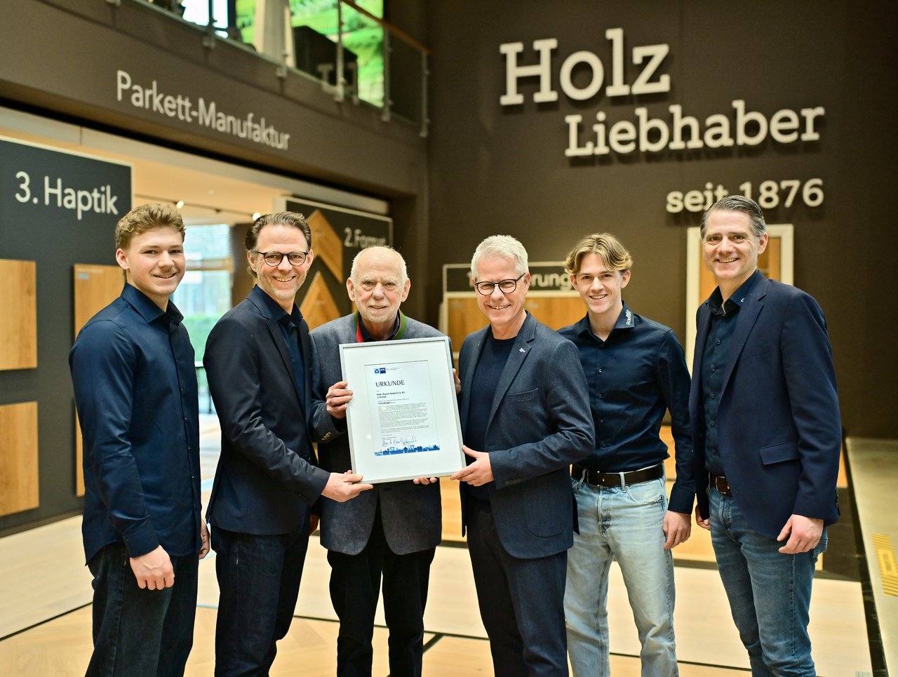 IHK-Hauptgeschäftsführer Jürgen Steinmetz (3.v.r.) gratulierte der Wilh. Roeren GmbH & Co. KG in Krefeld zum Jubiläum (v.l.): Mick, Martin, Franz-Martin, Justus und Matthias Roeren.