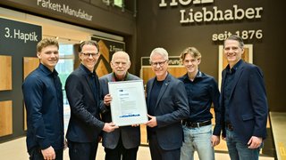 IHK-Hauptgeschäftsführer Jürgen Steinmetz (3.v.r.) gratulierte der Wilh. Roeren GmbH & Co. KG in Krefeld zum Jubiläum (v.l.): Mick, Martin, Franz-Martin, Justus und Matthias Roeren.