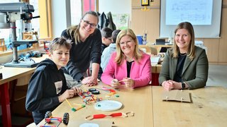 Sie schauten Jamiro und seinen Mitschülerinnen und Mitschülern über die Schulter (v.l.): Schulleiterin Christina Eckhard, IHK-Geschäftsführerin Daniela Perner und Ausbildungsleiterin Julia Fuchs von der Siemens Mobility GmbH.