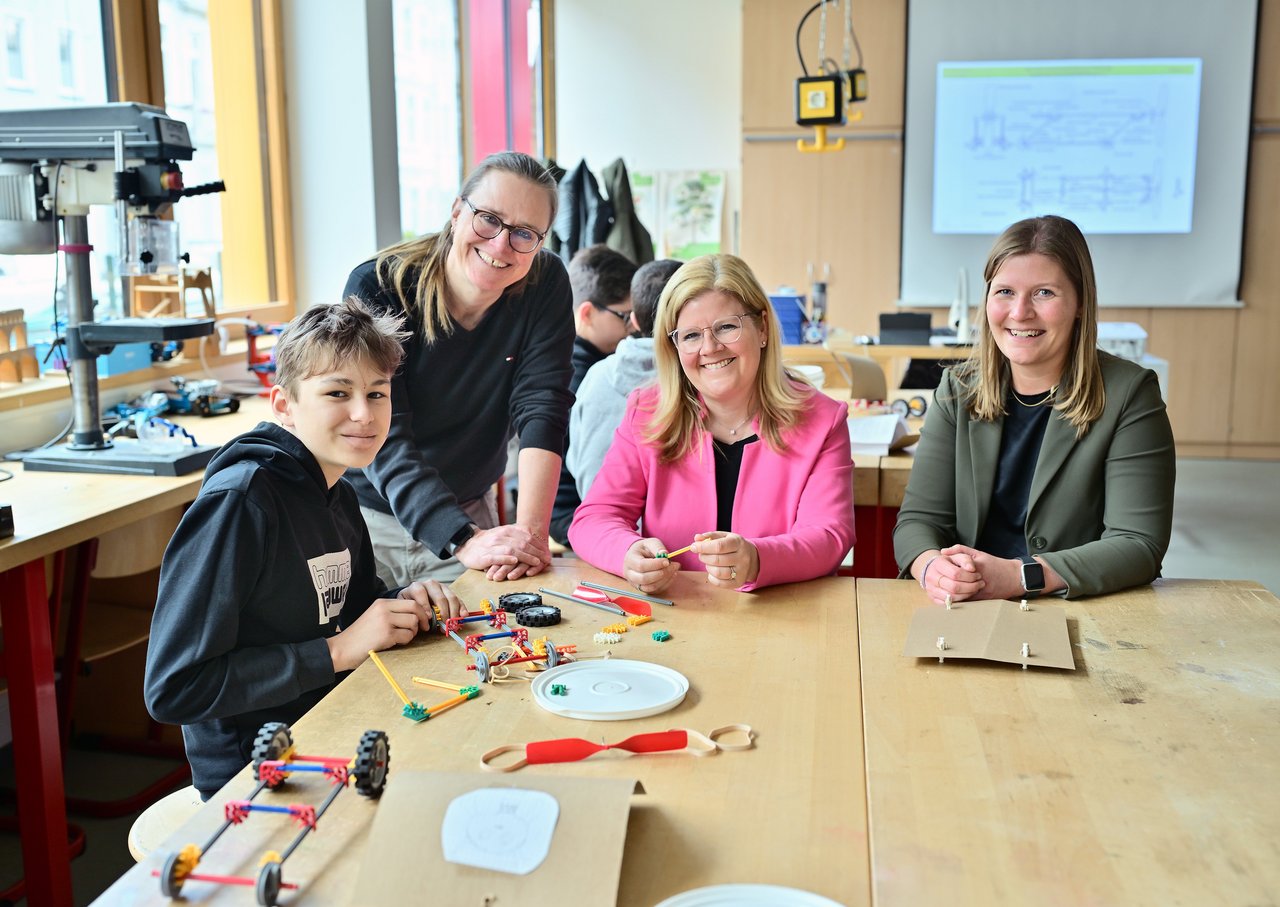 Sie schauten Jamiro und seinen Mitschülerinnen und Mitschülern über die Schulter (v.l.): Schulleiterin Christina Eckhard, IHK-Geschäftsführerin Daniela Perner und Ausbildungsleiterin Julia Fuchs von der Siemens Mobility GmbH.