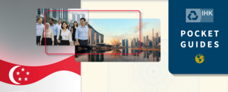 Grafische Header‑Collage mit einer Gruppe von Menschen in urbaner Umgebung, der Skyline von Singapur mit Marina Bay und dem IHK‑Pocket‑Guides‑Design sowie der Flagge Singapurs.
