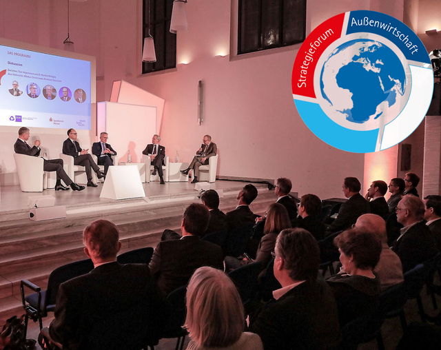 Panel und ein Teil des Publikums des IHK-Strategieforums Außenwirtschaft 2019 im Zeughaus Neuss.