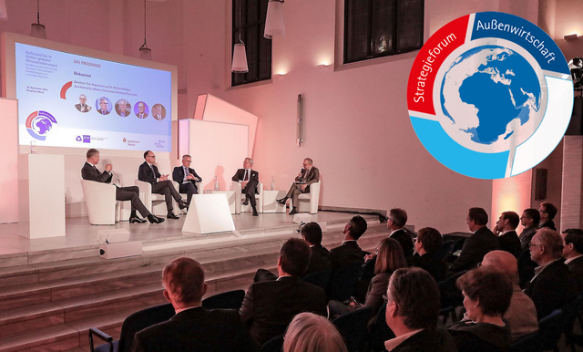 Panel und ein Teil des Publikums des IHK-Strategieforums Außenwirtschaft 2019 im Zeughaus Neuss.