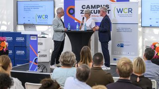IHK-Hauptgeschäftsführer Jürgen Steinmetz (r.) und Kirsten Wittke-Lemm, Hauptgeschäftsführerin der Unternehmerschaft Niederrhein, im Begrüßungstalk mit Moderator Christian Pannes. 