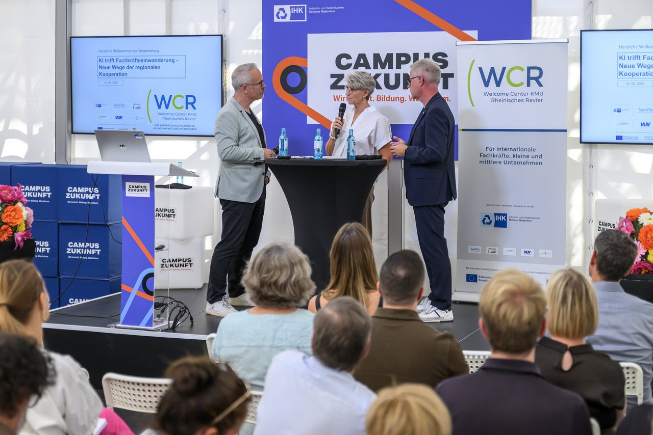 IHK-Hauptgeschäftsführer Jürgen Steinmetz (r.) und Kirsten Wittke-Lemm, Hauptgeschäftsführerin der Unternehmerschaft Niederrhein, im Begrüßungstalk mit Moderator Christian Pannes. 