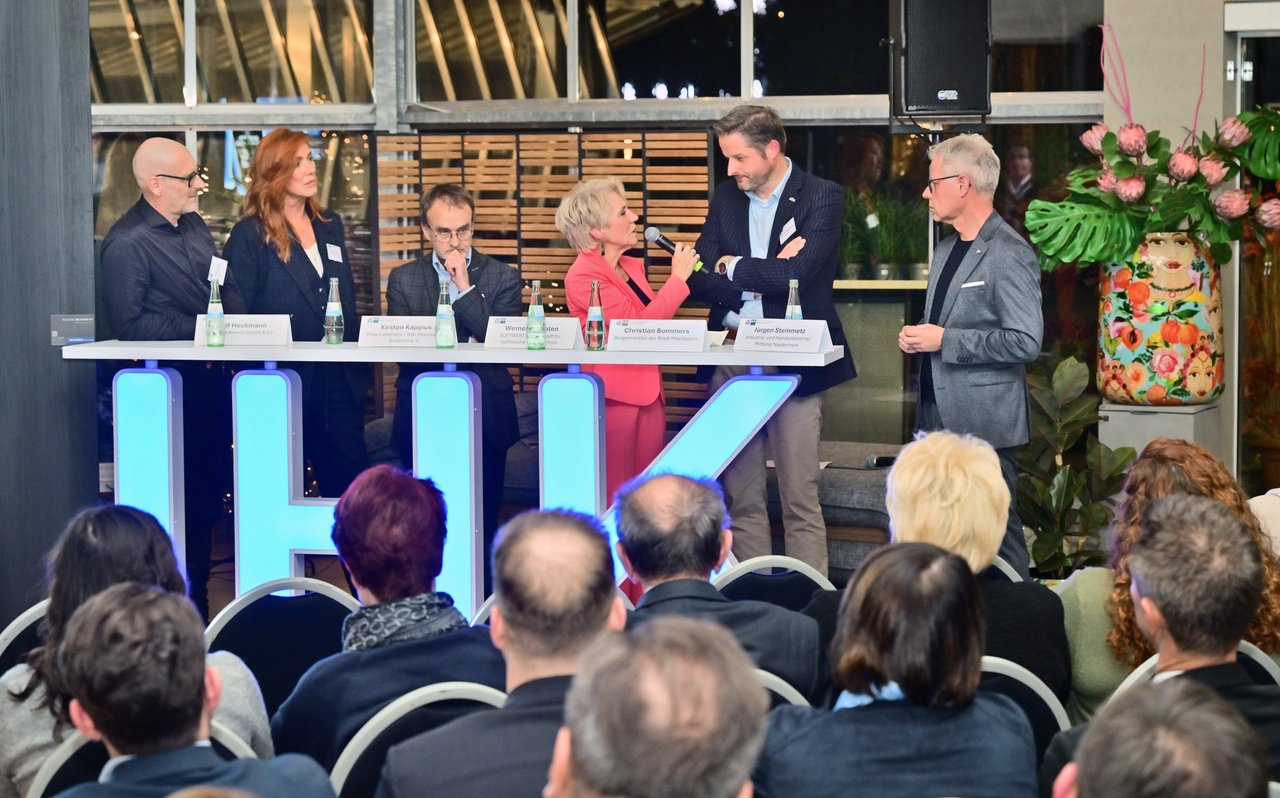 Sie diskutierten über den Wirtschaftsstandort Meerbusch (v.l.): Rolf Heckmann (Willy Heckmann GmbH & Co), Kirsten Kappius (Meer-Lebensstil), Werner Damblon (Softwert GmbH), Moderatorin Beate Kowollik, Bürgermeister Christian Bommers und IHK-Hauptgeschäftsführer Jürgen Steinmetz.