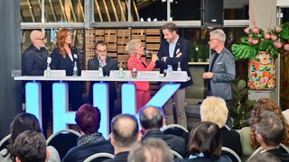 Sie diskutierten über den Wirtschaftsstandort Meerbusch (v.l.): Rolf Heckmann (Willy Heckmann GmbH & Co), Kirsten Kappius (Meer-Lebensstil), Werner Damblon (Softwert GmbH), Moderatorin Beate Kowollik, Bürgermeister Christian Bommers und IHK-Hauptgeschäftsführer Jürgen Steinmetz.