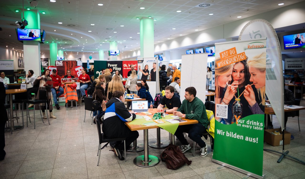 Bis zum Ende der Veranstaltung haben fast 500 Teilnehmerinnen und Teilnehmer das Azubi-Speed-Dating im Borussia-Park genutzt, um Kontakt zu insgesamt 84 Unternehmen aus Industrie, Handel und Handwerk aufzunehmen. 