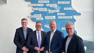 Sie tauschten sich bei der Gesellschafterversammlung der Zukunftsagentur Rheinisches Revier (ZRR) aus (v.l.): Dr. Timm Grüttemeier (Städteregionsrat der Städte-Region Aachen), ZRR-Geschäftsführer Bodo Middeldorf, Frank Rock (Landrat des Rhein-Erft Kreises) und IHK-Hauptgeschäftsführer Jürgen Steinmetz. 