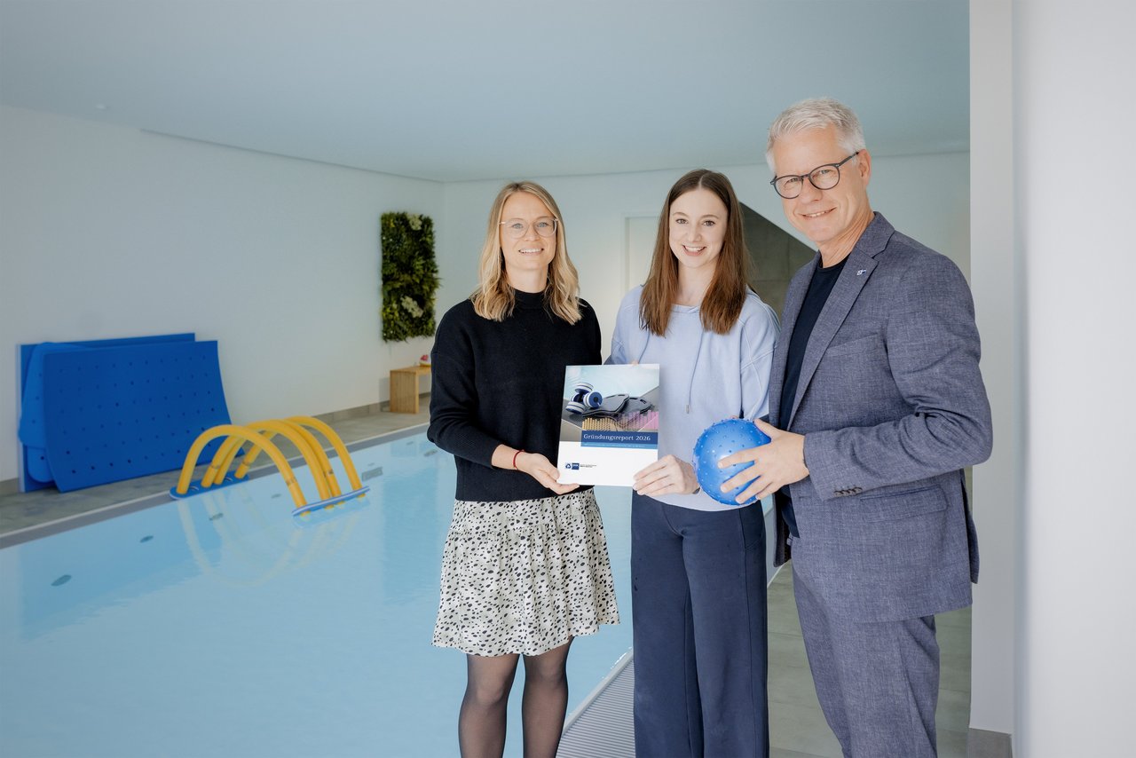 Sie stellten den Gründungsreport vor (v.l.): IHK-Existenzgründungsberaterin Stephanie Efertz, die Krefelder Gründerin Anna Hermanns und IHK-Hauptgeschäftsführer Jürgen Steinmetz.