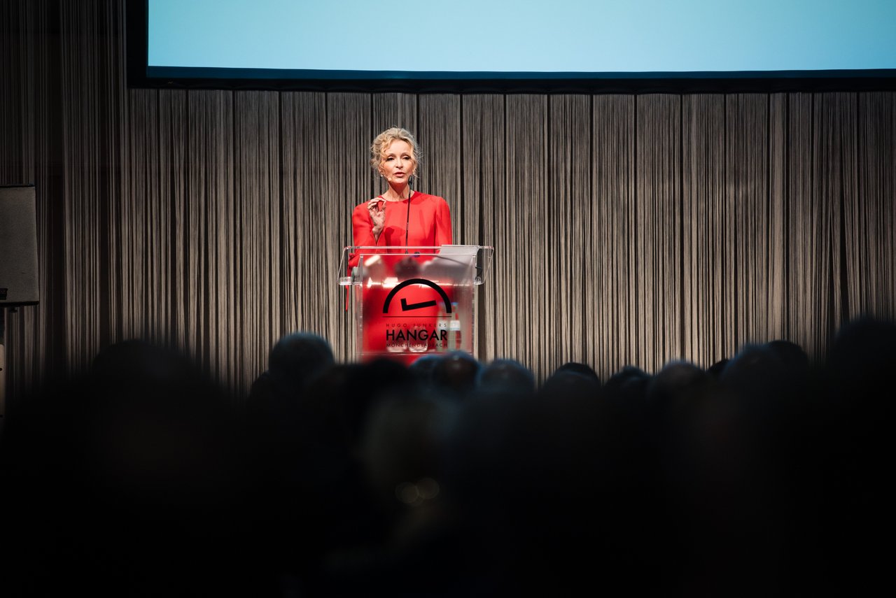 Sandra Navidi hält eine Keynote bei den Wirtschaftsgesprächen im Hugo-Junkers-Hangar.