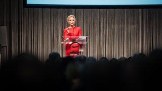 Sandra Navidi hält eine Keynote bei den Wirtschaftsgesprächen im Hugo-Junkers-Hangar.