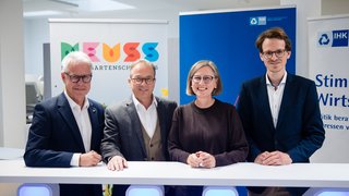 Sie stellten die „Regionalökonomische Effekte der Landesgartenschau Neuss 2026“ vor (v.l.): IHK-Hauptgeschäftsführer Jürgen Steinmetz, Bürgermeister Reiner Breuer, LAGA-Geschäftsführerin Annette Nothnagel und Lukas Melzer, Consultant der ift GmbH.