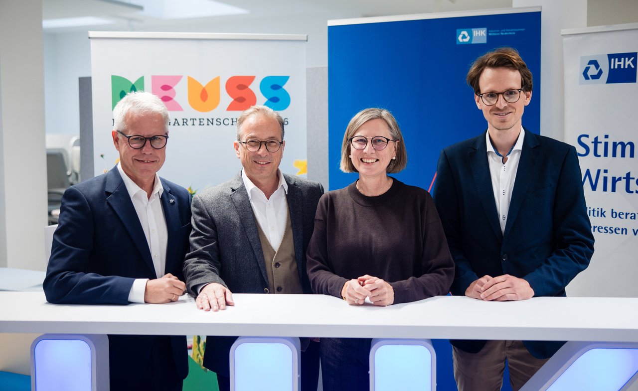 Sie stellten die „Regionalökonomische Effekte der Landesgartenschau Neuss 2026“ vor (v.l.): IHK-Hauptgeschäftsführer Jürgen Steinmetz, Bürgermeister Reiner Breuer, LAGA-Geschäftsführerin Annette Nothnagel und Lukas Melzer, Consultant der ift GmbH.