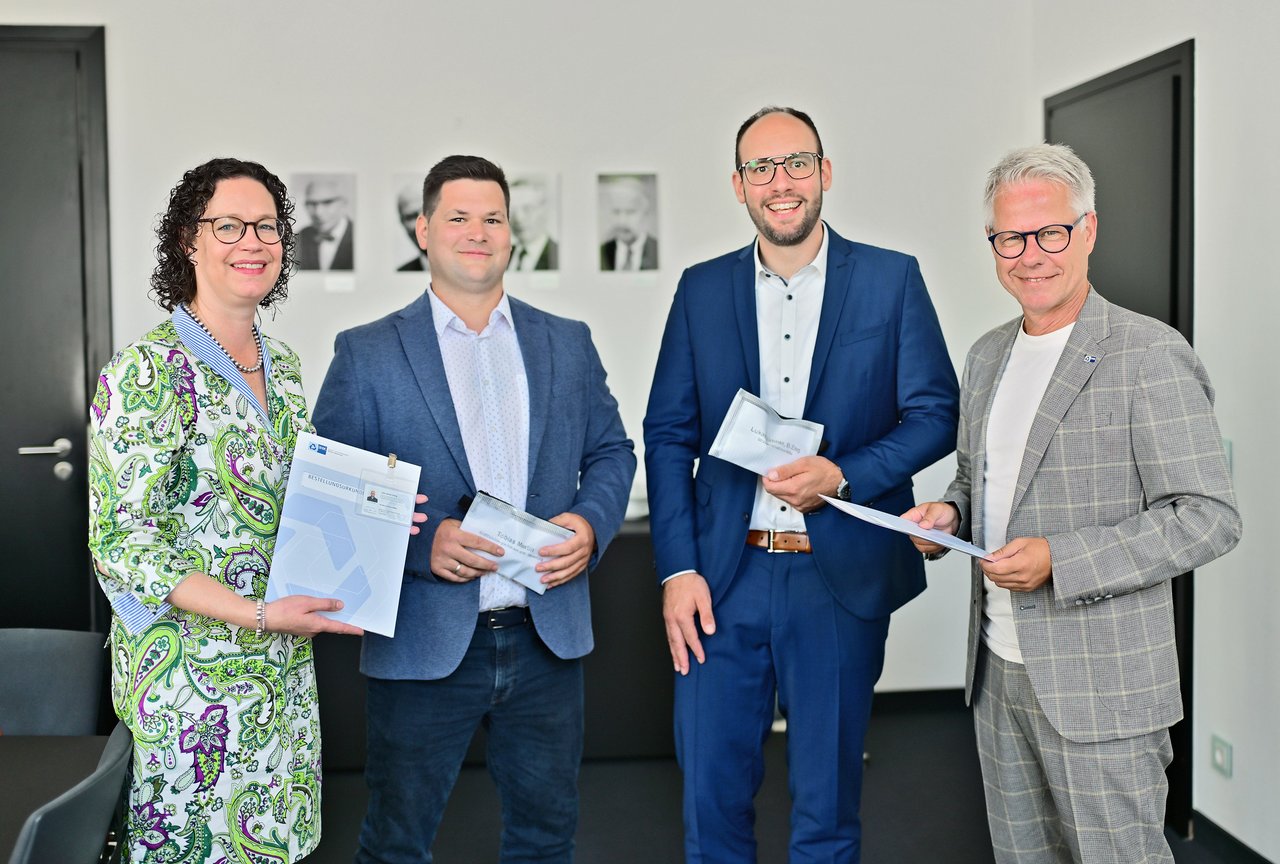IHK-Hauptgeschäftsführer Jürgen Steinmetz (r.) vereidigte im Beisein von IHK-Juristin Karoline Tegeder die Sachverständigen Tobias Mertin (2.v.l.) und Lukas Zahner.