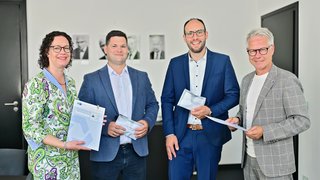 IHK-Hauptgeschäftsführer Jürgen Steinmetz (r.) vereidigte im Beisein von IHK-Juristin Karoline Tegeder die Sachverständigen Tobias Mertin (2.v.l.) und Lukas Zahner.