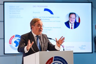 Keynote-Redner Armin Laschet auf der Bühne des IHK-Strategieforums Außenwirtschaft 2026.