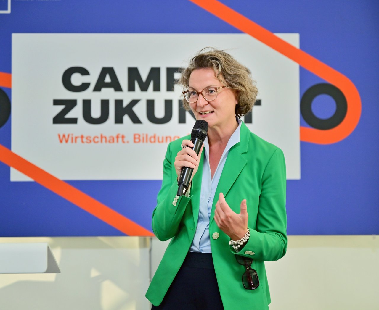 Ina Scharrenbach, Ministerin für Heimat, Kommunales, Bau und Digitalisierung des Landes Nordrhein-Westfalen, war zu Gast beim Campus-Talk der IHK Mittlerer Niederrhein. 