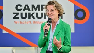 Ina Scharrenbach, Ministerin für Heimat, Kommunales, Bau und Digitalisierung des Landes Nordrhein-Westfalen, war zu Gast beim Campus-Talk der IHK Mittlerer Niederrhein. 