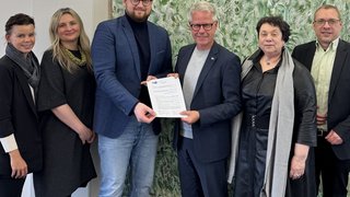 Sie haben vereinbart, künftig zusammenzuarbeiten (v.l.): Gillian Hahn (IHK), Daria Jablonowska, Dietmar Schulmeister (beide Deutsch-ukrainische Wirtschaftsvereinigung), Jürgen Steinmetz (IHK), Elina Chernova und Stefan Simmnacher (beide Deutsch-ukrainische Wirtschaftsvereinigung). 