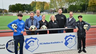 Initiiert von der IHK, haben der FC Hellas Krefeld und LANXESS eine Kooperation vereinbart (v.l.): Jugendspieler Kjell, Jugendleiter Christos Delidimitris und Geschäftsführer Alexandros Ouzounis sowie Nathalie Jager, Manuela Schmied und Kai Burger (alle LANXESS), IHK-Fachberater Dimitri van der Wal und Jugendspieler Utku. 