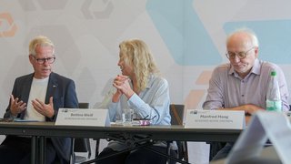 IHK-Hauptgeschäftsführer Jürgen Steinmetz (l.) tauschte sich mit Bettina Weiß, Fraktionsvorsitzende Bündnis 90/Die Grünen, und Manfred Haag, Ratsmitglied Bündnis 90/ Die Grünen, sowie Vertreterinnen und Vertretern der Gastronomie über das Thema Verpackungssteuer aus. 