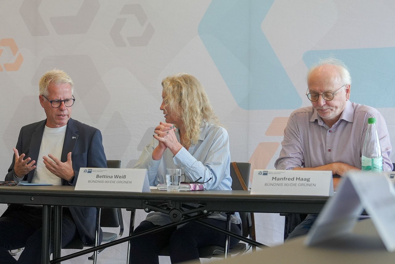 IHK-Hauptgeschäftsführer Jürgen Steinmetz (l.) tauschte sich mit Bettina Weiß, Fraktionsvorsitzende Bündnis 90/Die Grünen, und Manfred Haag, Ratsmitglied Bündnis 90/ Die Grünen, sowie Vertreterinnen und Vertretern der Gastronomie über das Thema Verpackungssteuer aus. 