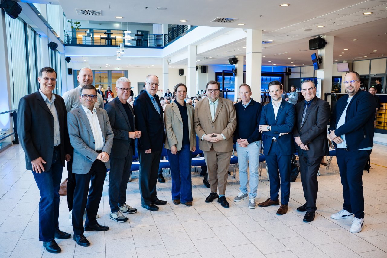 Sie warben für die Olympia-Bewerbung Köln/Rhein-Ruhr (v.l.): Dr. Holger Preuß, Dr. Claus Schwenzer, Niklas Börger, Jürgen Steinmetz, Peer Steinbrück, Svenja Fusten-Görtz, Frank Meyer, Michael Hilgers, Felix Heinrichs, Paul Keusch und Stephan Brause.