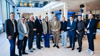 Sie warben für die Olympia-Bewerbung Köln/Rhein-Ruhr (v.l.): Dr. Holger Preuß, Dr. Claus Schwenzer, Niklas Börger, Jürgen Steinmetz, Peer Steinbrück, Svenja Fusten-Görtz, Frank Meyer, Michael Hilgers, Felix Heinrichs, Paul Keusch und Stephan Brause.