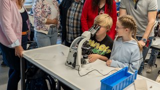 Sie schauten den Schülerinnen und Schülern über die Schulter (v.l.): IHK-Geschäftsführerin Daniela Perner, TuWaS-Projektkoordinatorin Layal Paczynski, Ausbildungskoordinator Christoph Glasmacher von der Speira GmbH, Gabriele Götze (IHK-Beraterin Schule und Wirtschaft) sowie Schulleiter Andreas Hahn. 