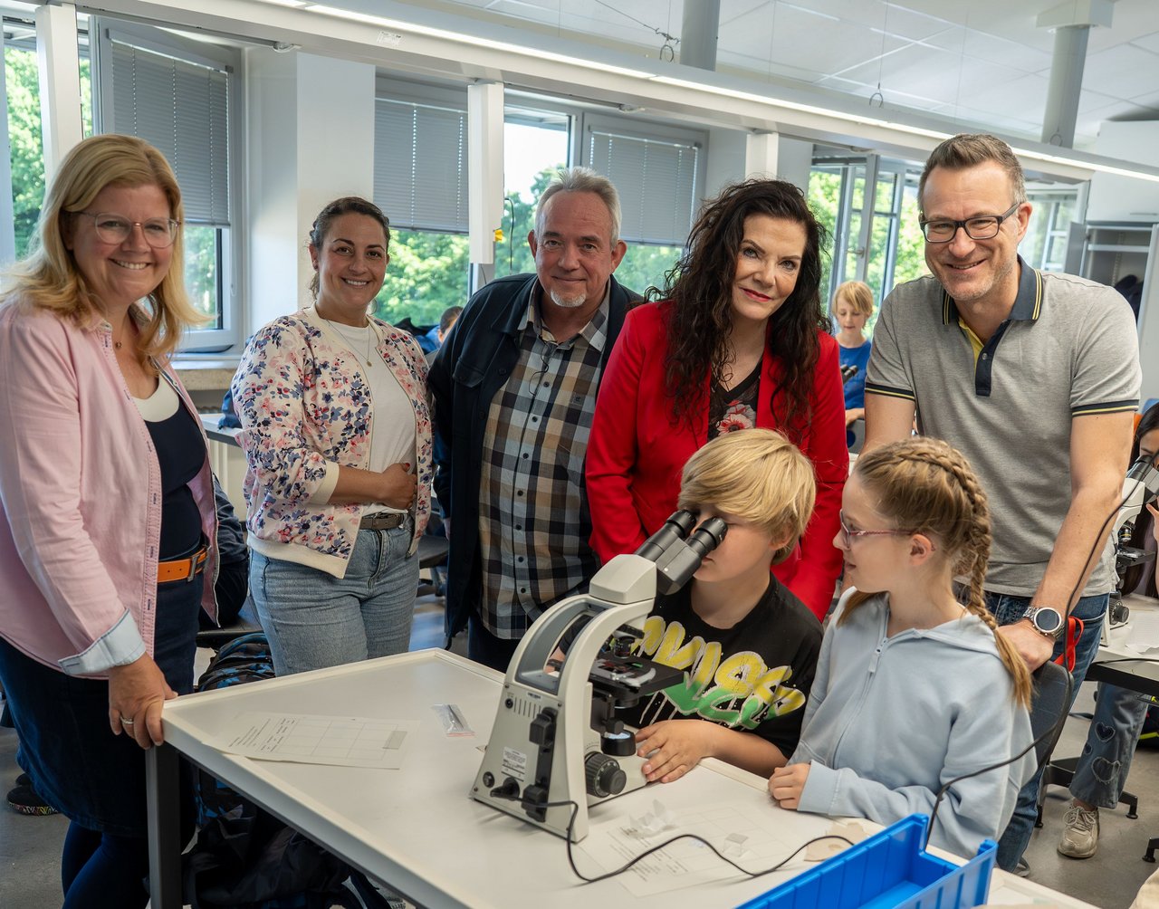 Sie schauten den Schülerinnen und Schülern über die Schulter (v.l.): IHK-Geschäftsführerin Daniela Perner, TuWaS-Projektkoordinatorin Layal Paczynski, Ausbildungskoordinator Christoph Glasmacher von der Speira GmbH, Gabriele Götze (IHK-Beraterin Schule und Wirtschaft) sowie Schulleiter Andreas Hahn. 