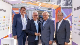 Vor dem Beginn des IHK-Regionalforums (v.l.): Moderator Moritz Döbler (Chefredakteur der Rheinischen Post), IHK-Hauptgeschäftsführer Jürgen Steinmetz, Armin Papperger (Vorstandsvorsitzender der Rheinmetall AG) und Reiner Breuer (Bürgermeister der Stadt Neuss). 