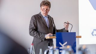 Bei der Vollversammlung in der IHK Neuss präsentiert Christoph Rochow, Geschäftsführer der Krefelder Spedition Stromps, Mitglied der Vollversammlung und des Kompetenzteams Verkehr, die Verkehrspolitischen Positionen. 