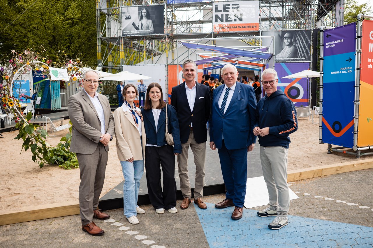 Vor der Campus-Eröffnung (v.l.): Roland Schüßler (Vorsitzender der Geschäftsführung der Regionaldirektion NRW der Bundesagentur für Arbeit), die Auszubildenden Diana Bagreev und Paula Berger, IHK-Präsident Elmar te Neues, Landesarbeitsminister Karl-Josef Laumann und IHK-Hauptgeschäftsführer Jürgen Steinmetz. 